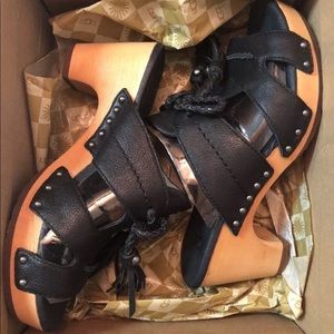 UGG SHAELYN BLACK LEATHER PEEP-TOE TASSEL Size 5